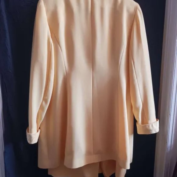 Women's two piece suit - Picture 8 of 8